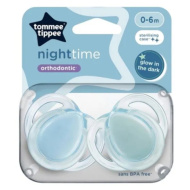 Tommee Tippee: Zestaw 2 nocnych, ortodontycznych smoczków fluorescencyjnych w różnych wariantach (0-6 miesięcy)