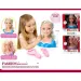 Głowa lalki do czesania z długimi blond włosami w dwóch różnych strojach z akcesoriami.