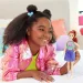 Lalka Barbie Fashionista o stylowym wyglądzie, z rudymi włosami i w fioletowej spódnicy – Mattel