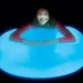 Super Glo Wubble świecąca piłka bąbelkowa w kolorze niebieskim o średnicy 75 cm
